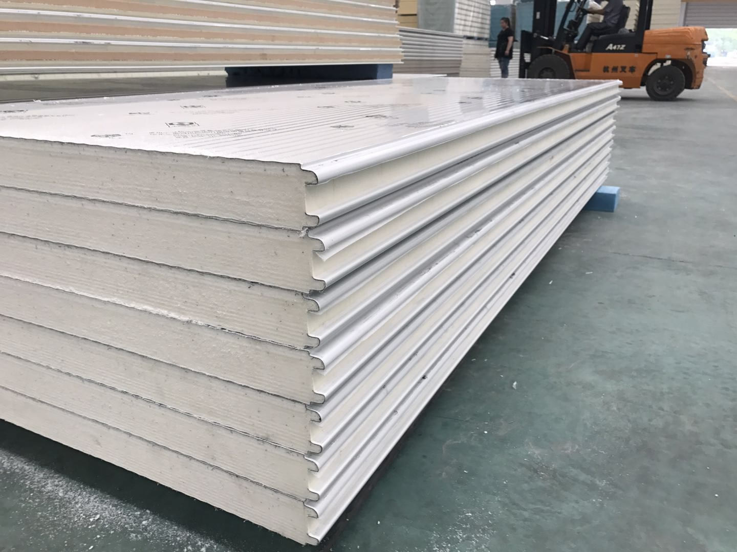 聚氨酯板在冷庫應(yīng)用的優(yōu)點(diǎn)是什么 